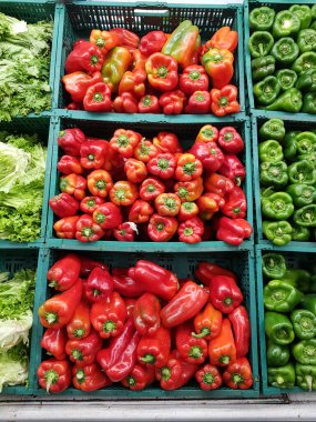 Çeşit çeşit sebzeli çekmeceler, kırmızı ve yeşil dolmalık biberler, markette sebzeler.