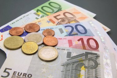 Avro para birimi, avro para banknotları, bir cüzdanın içindeki çeşitli banknotlar ve paralar, karanlık arka planda yakın plan. Nakit para