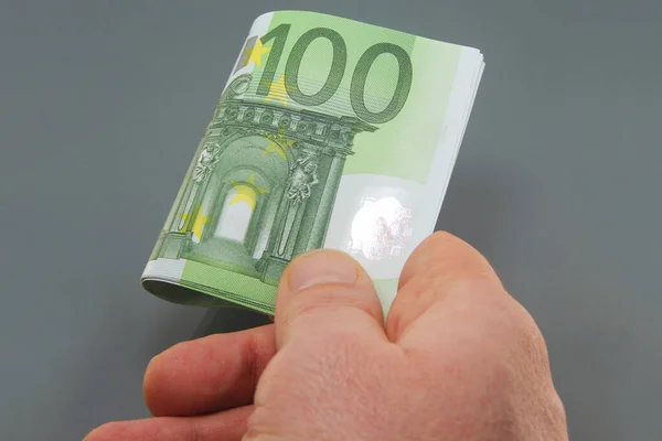 Egy Halom Pénz Kézben Száz Eurobankjegy Készpénzben Sötét Háttérrel Sok — Stock Fotó