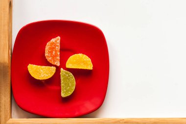 Kırmızı tabakta dört şeker şekeri