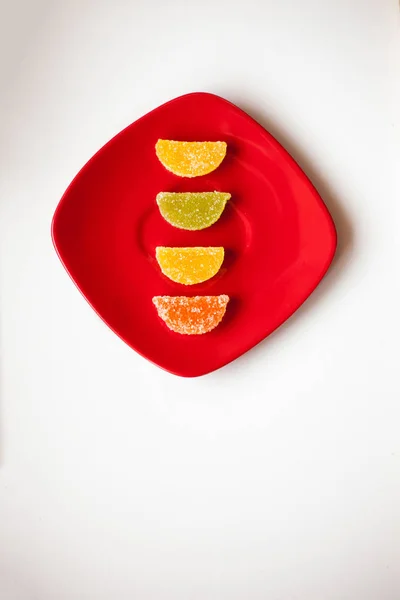 Kırmızı tabakta dört şeker şekeri