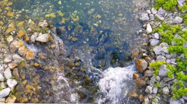 Beyaz püskürtme girit kayalar boyunca akarsu akışının yavaş hareket