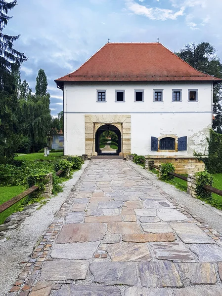 Entrance tower to the old town of Varazdin (Varaždin) — Stock Photo, Image