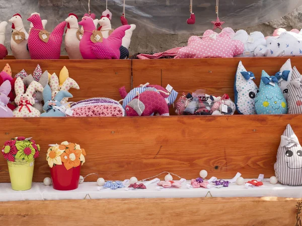 Standda peluş heykelcikler