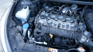 Motor ve kaputun altındaki arabanın diğer kısımları. Ünlü bir otomobil üreticisinden dizel motor.