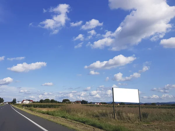 Yol kenarında bir poster için boş bir nokta