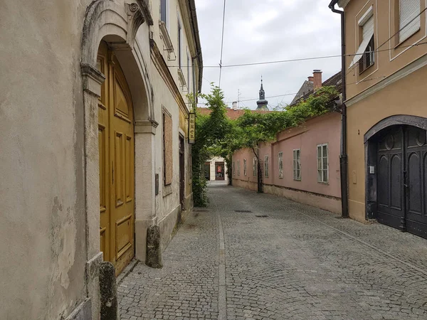 Улица в старой части Вараждина, Хорватия — стоковое фото