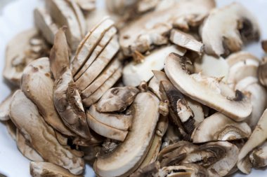 Doğranmış mantarlar doğrama tahtasında