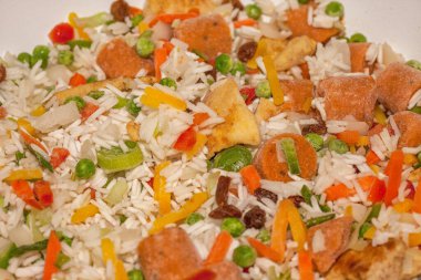 Biryani, Hint yemeklerini, baş döndürücü kokuları, canlı renkleri, yumuşacık pirinci ve bağımlılık yapan köri aromalarını kutlayan bir kutlamadır..