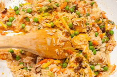 Biryani, Hint yemeklerini, baş döndürücü kokuları, canlı renkleri, yumuşacık pirinci ve bağımlılık yapan köri aromalarını kutlayan bir kutlamadır..