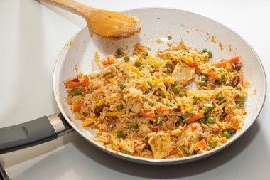 Biryani, Hint yemeklerini, baş döndürücü kokuları, canlı renkleri, yumuşacık pirinci ve bağımlılık yapan köri aromalarını kutlayan bir kutlamadır..