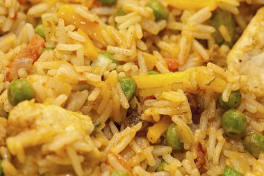 Biryani, Hint yemeklerini, baş döndürücü kokuları, canlı renkleri, yumuşacık pirinci ve bağımlılık yapan köri aromalarını kutlayan bir kutlamadır..