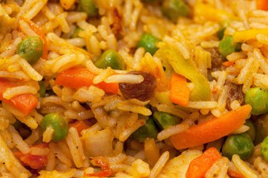 Biryani, Hint yemeklerini, baş döndürücü kokuları, canlı renkleri, yumuşacık pirinci ve bağımlılık yapan köri aromalarını kutlayan bir kutlamadır..