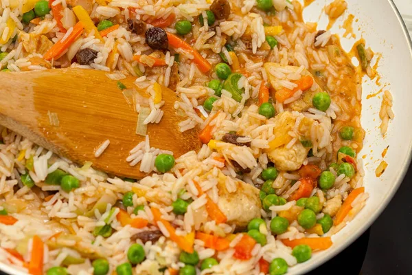 Biryani, Hint yemeklerini, baş döndürücü kokuları, canlı renkleri, yumuşacık pirinci ve bağımlılık yapan köri aromalarını kutlayan bir kutlamadır..