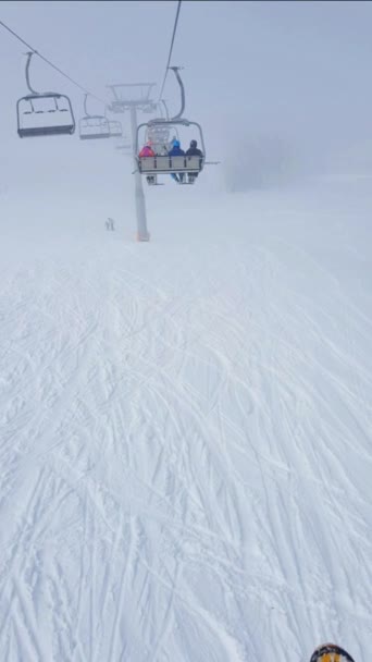 Conducir Telesilla Día Niebla Kope Eslovenia — Vídeos de Stock