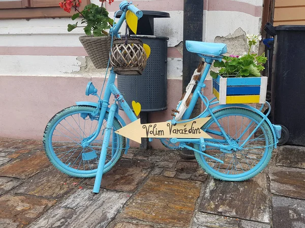 Una Hermosa Bicicleta Antigua Decorativa Con Flores Macetas — Foto de Stock