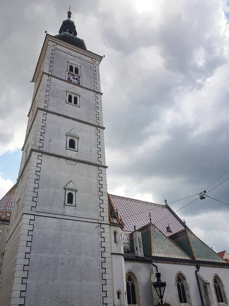 Hırvatistan Zagreb Kentindeki Mark Kilisesi Nin Düşük Açılı Bir Çekimi — Stok fotoğraf