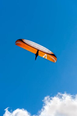 Yamaç paraşütünün düşük açılı görüntüsü.