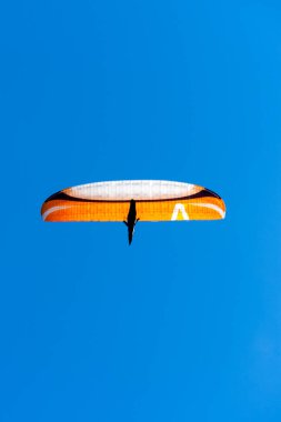 Yamaç paraşütünün düşük açılı görüntüsü.