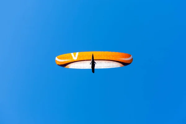 Yamaç paraşütünün düşük açılı görüntüsü.