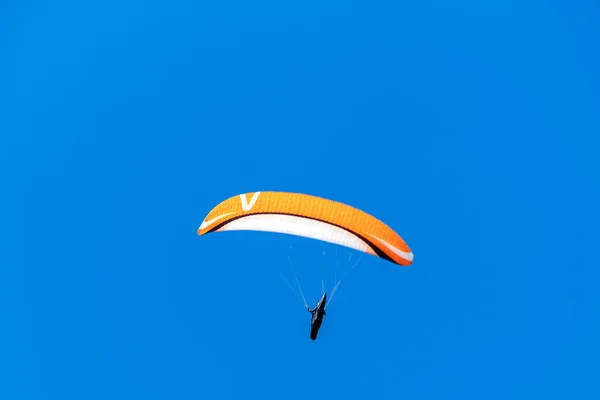 Low Angle Shot Paragliding — Stock Photo, Image