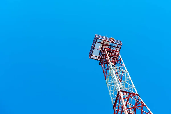 Captura Ángulo Bajo Una Torre Transmisión Con Cielo Azul Fondo — Foto de Stock