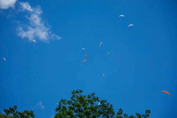Sportowcy Paralotniarze Wysoko Błękitnym Bezchmurnym Niebie — Zdjęcie stockowe