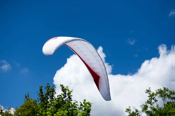 Sportowiec Paralotniarz Wysoko Niebieskim Niebie — Zdjęcie stockowe