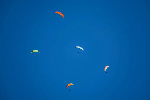 青空を背景に高くパラグライドするスポーツマン — ストック写真