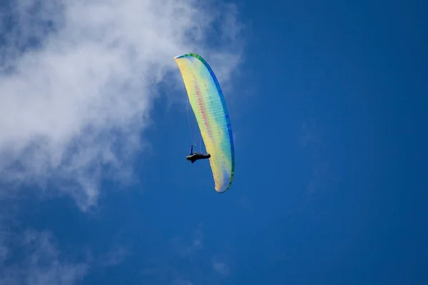 Sportowiec Paralotniarz Wysoko Niebieskim Niebie — Zdjęcie stockowe