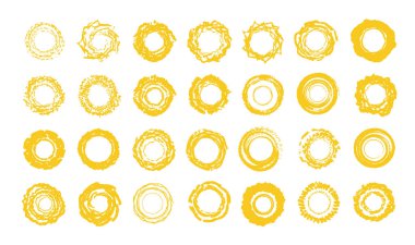 Güneş simgeleri ayarlandı. Sunny Summer logo şablonu koleksiyonu. El çizim tarzı, grunge sarı şekiller. Beyaz arka planda vektör izole çizimler.