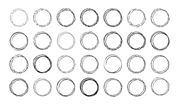 丸い落書きフレームのベクトルセット。装飾のための空の円のコレクション。手描きのずさんな線形円. — ストックベクタ