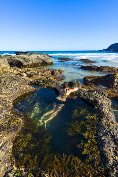 游泳妇女在自然水池悉尼海 — 图库照片