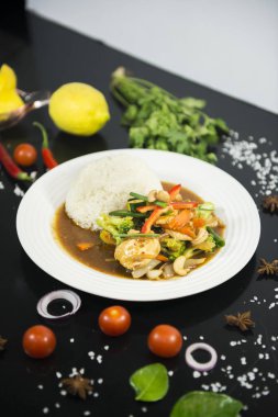 Kızarmış istiridye sosu pilav ile karıştırın