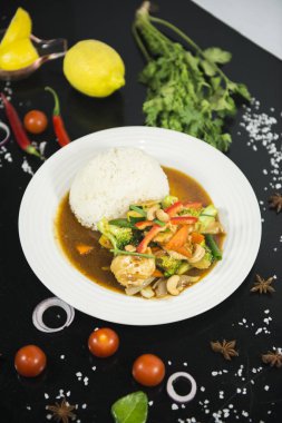 Kızarmış istiridye sosu pilav ile karıştırın