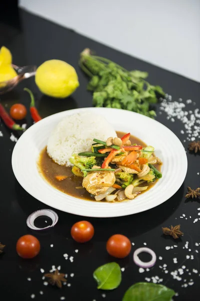 Kızarmış istiridye sosu pilav ile karıştırın