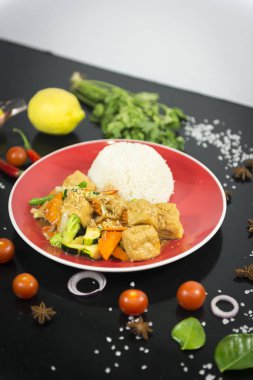 Asya karıştırın kızarmış pilav ile