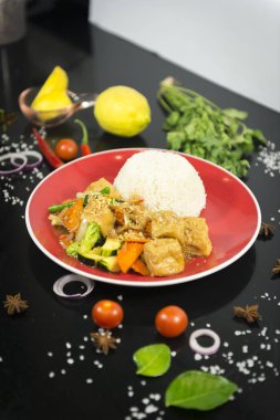 Asya karıştırın kızarmış pilav ile