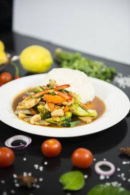 Kızarmış istiridye sosu pilav ile karıştırın