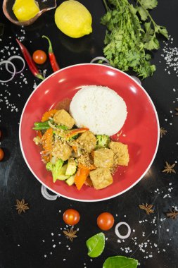 Asya karıştırın kızarmış pilav ile