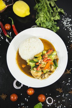 Kızarmış istiridye sosu pilav ile karıştırın