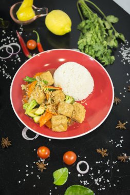 Asya karıştırın kızarmış pilav ile