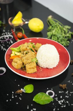 Asya karıştırın kızarmış pilav ile