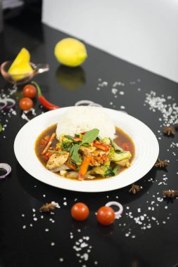 Asya karıştırın kızarmış pilav ile