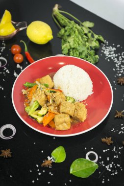 Asya karıştırın kızarmış pilav ile