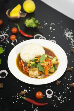 Asya karıştırın kızarmış pilav ile