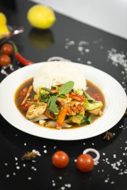 Asya karıştırın kızarmış pilav ile