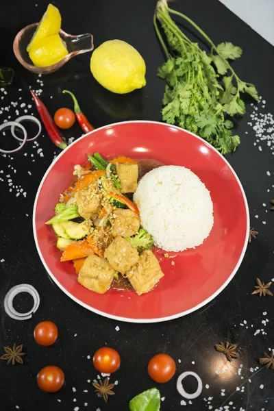 Asya karıştırın kızarmış pilav ile