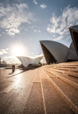 Sydney, Avustralya - 6 Şubat 2019: Sydney Opera binasının ön tarafı.
