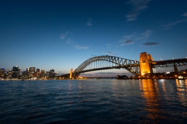 Avustralya 'da alacakaranlık saatinde Sydney şehir merkezi silueti.